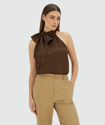 Image 9: Model draagt een loose fit top in satijn look in de kleur Brown