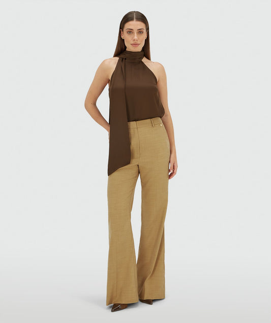 Image 3: Model draagt een loose fit top in satijn look in de kleur Brown
