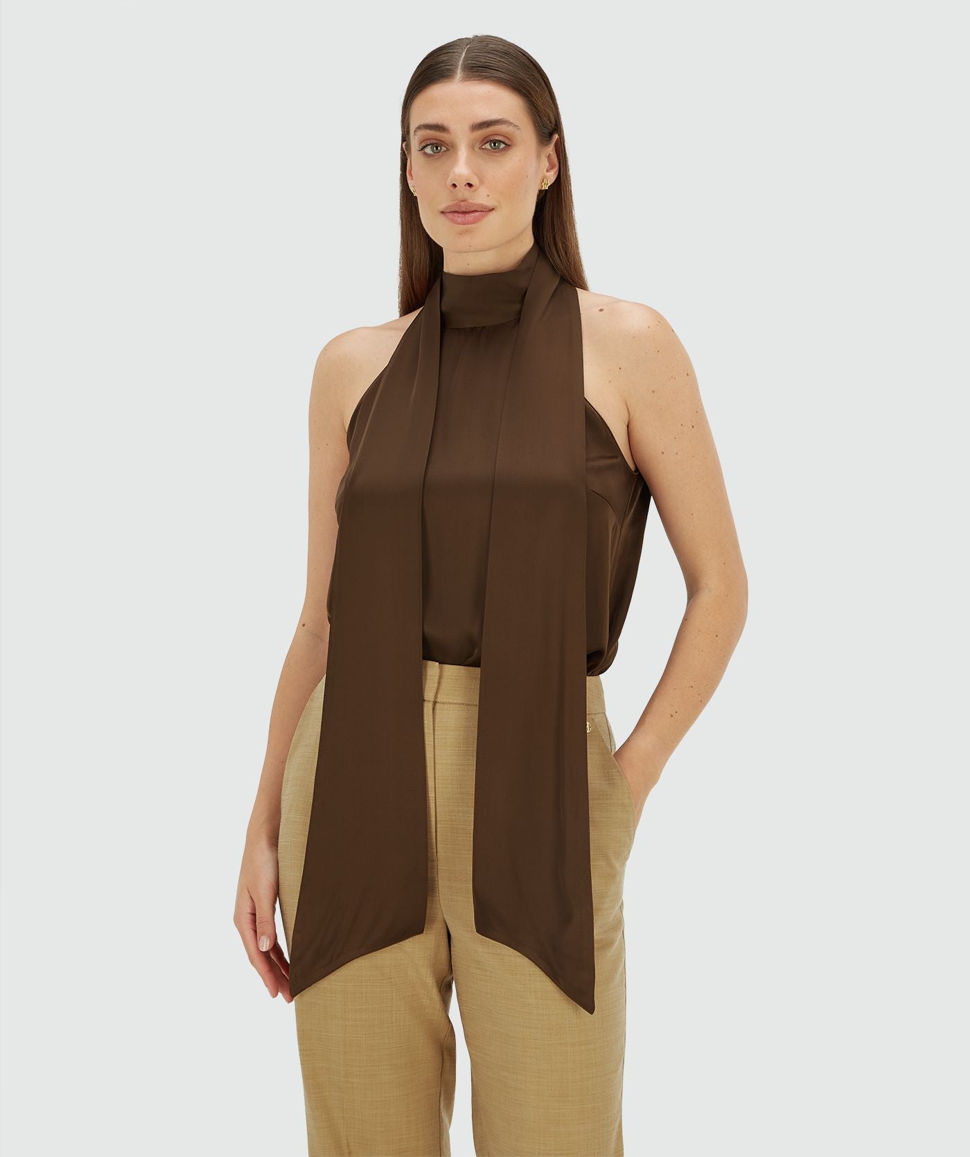 Image 7: Model draagt een loose fit top in satijn look in de kleur Brown