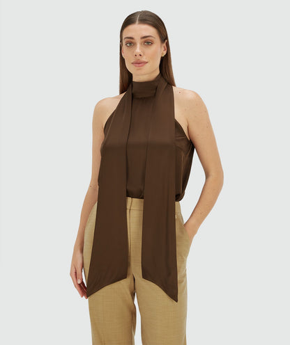 Image 7: Model draagt een loose fit top in satijn look in de kleur Brown