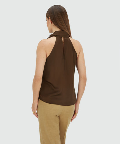 Image 13: Achterzijde van een model in een loose fit top in satijn look in de kleur Brown