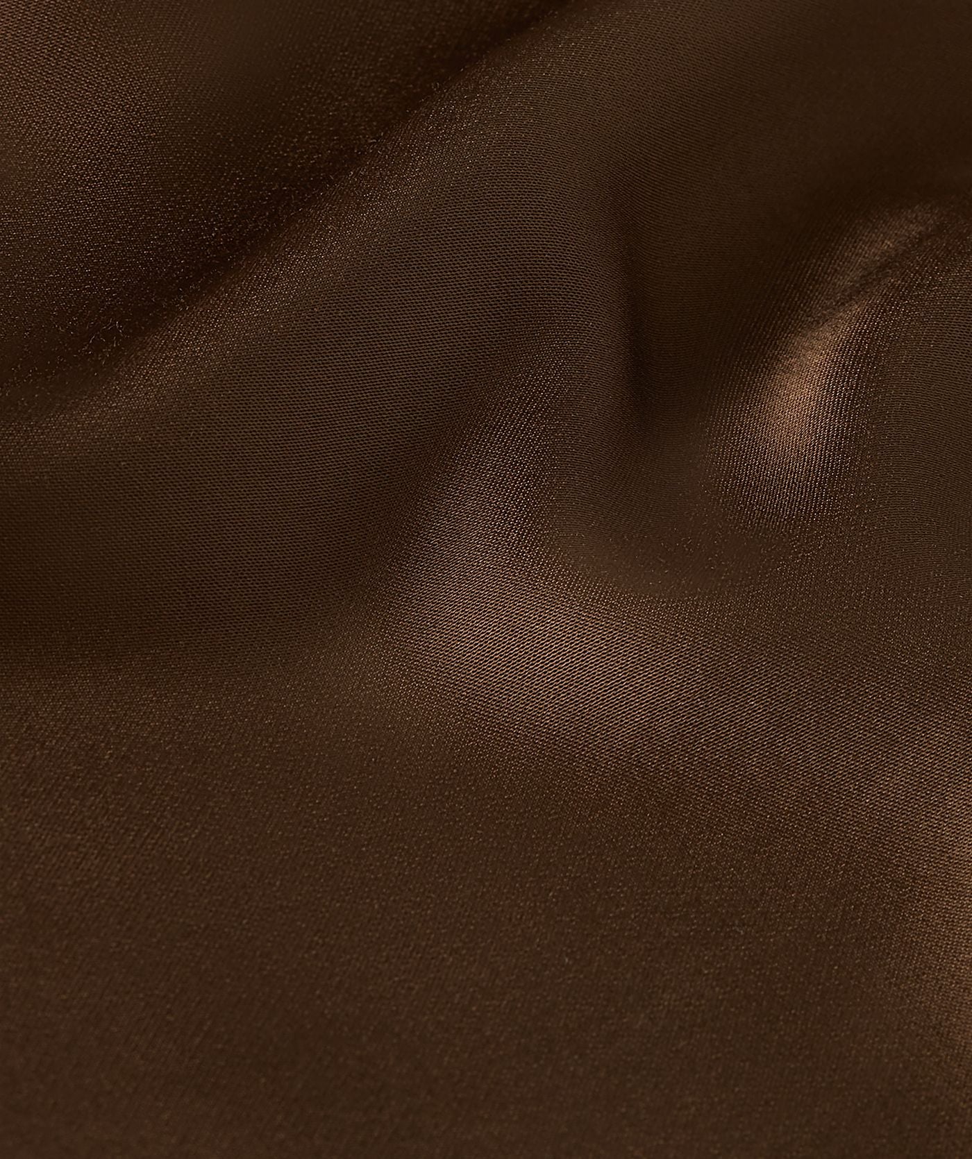 Image 19: Close-up van een loose fit top in satijn look in de kleur Brown