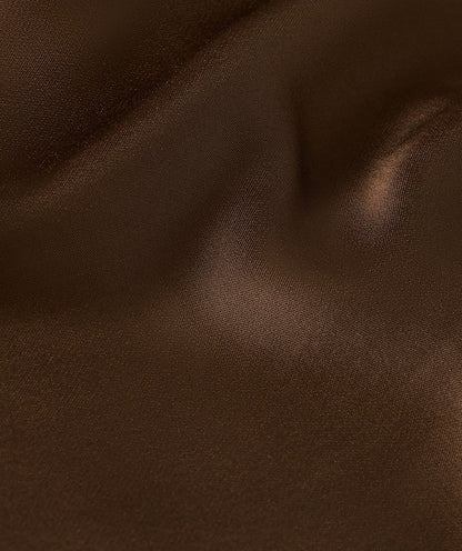 Image 19: Close-up van een loose fit top in satijn look in de kleur Brown