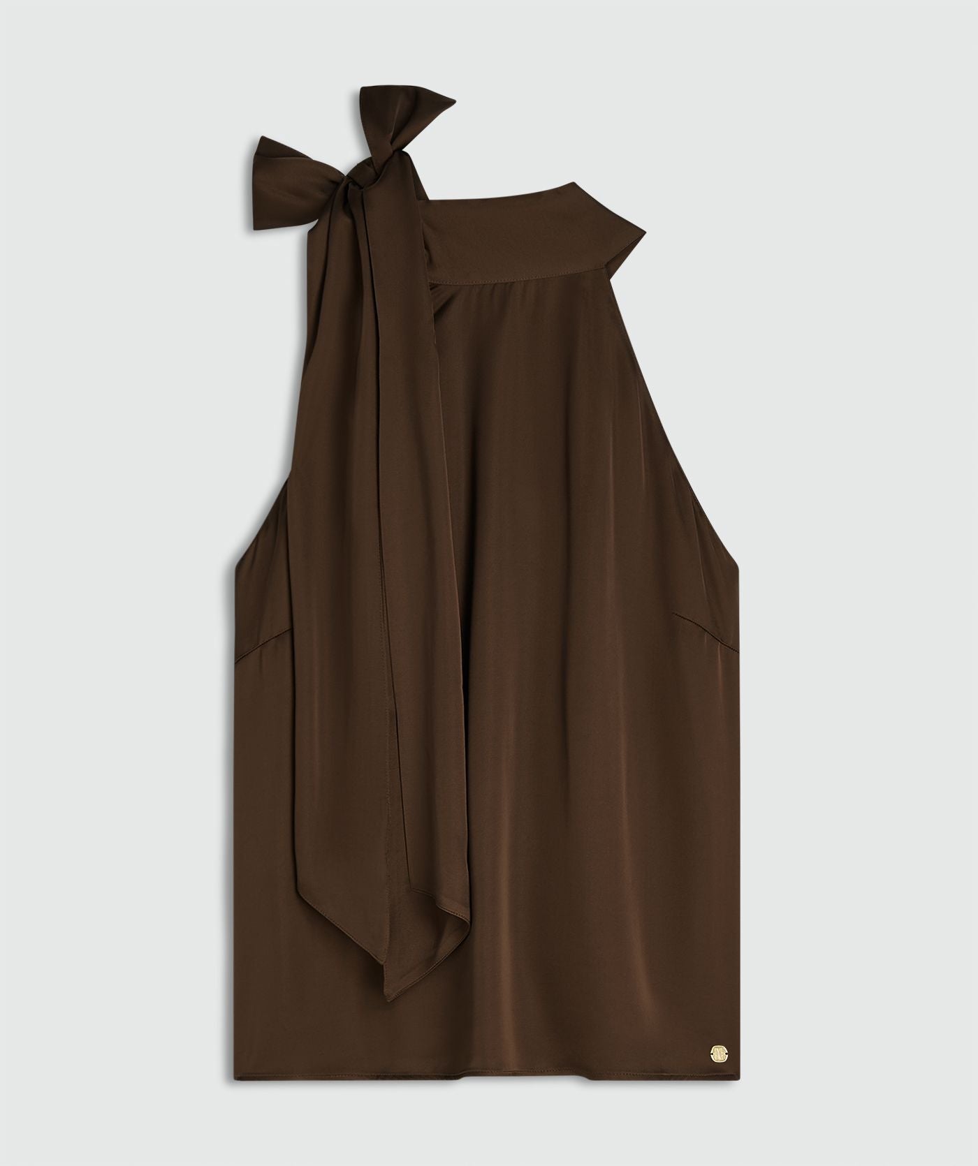 Image 17: Een loose fit top in satijn look in de kleur Brown zonder model, weergegeven op een lichtgrijze achtergrond