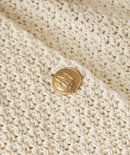 Image 22: Close-up van de knoopsluiting van een ecrukleurig vest in een regular fit